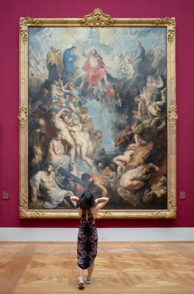 das jüngste Gericht, alte Pinakothek, Streetphotography München, Touristin ist verzückt