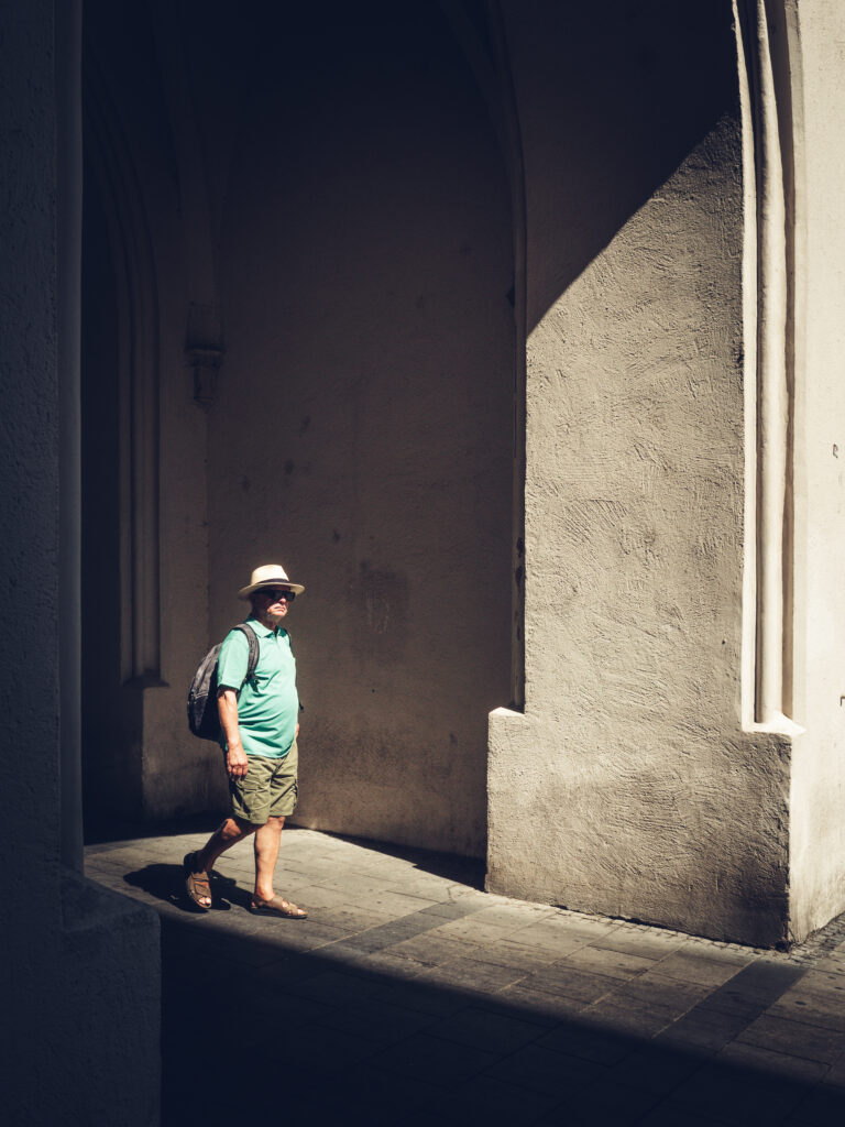 Streetphotography munich, Tourist am Sendlinger Tor, Besuchen Sie München