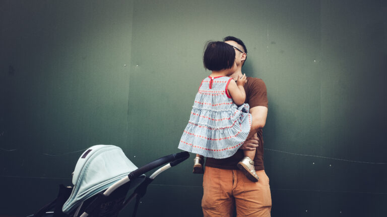 cuddle break (Streetphotography Munich)